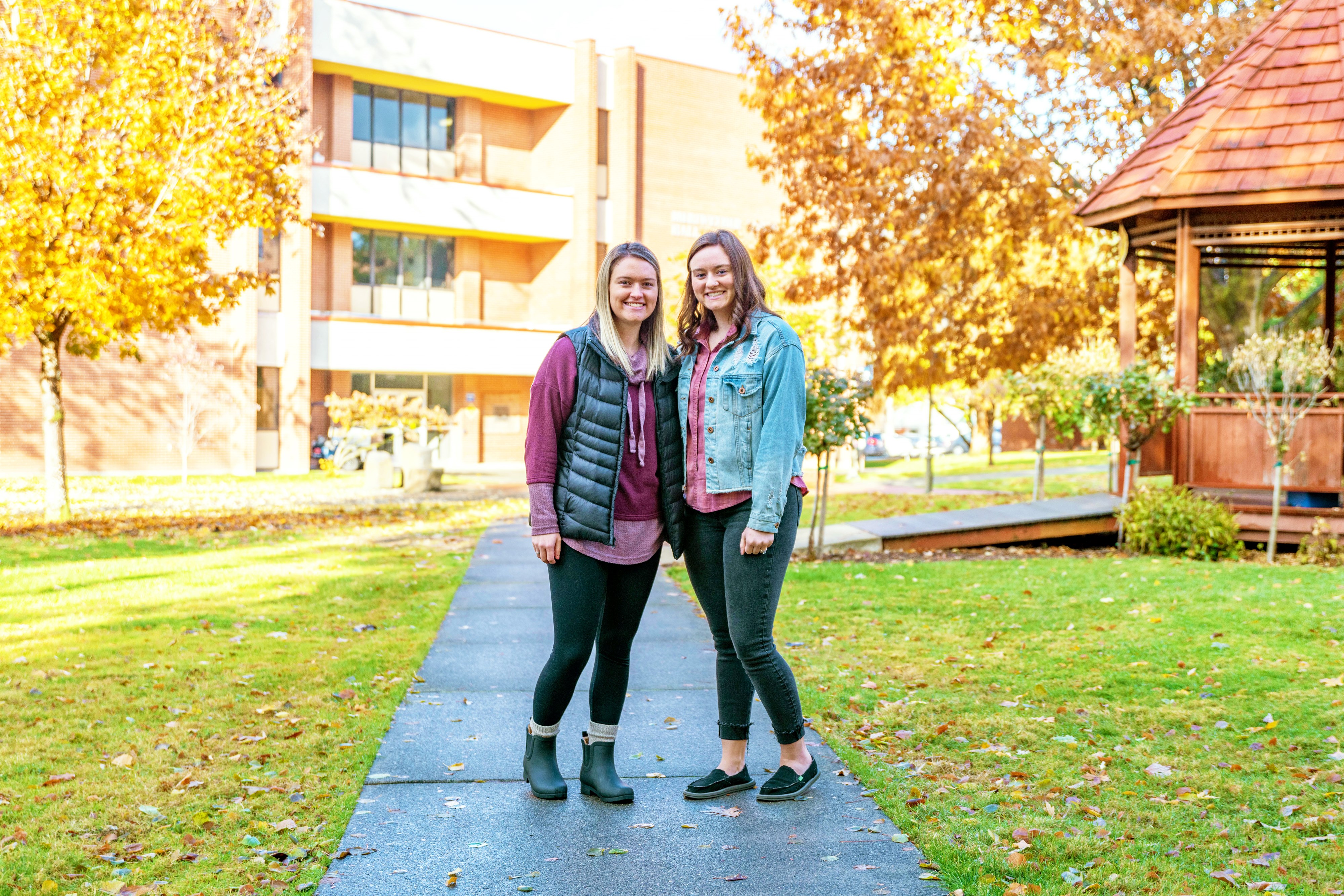 Shelby and Madison Salois on campus